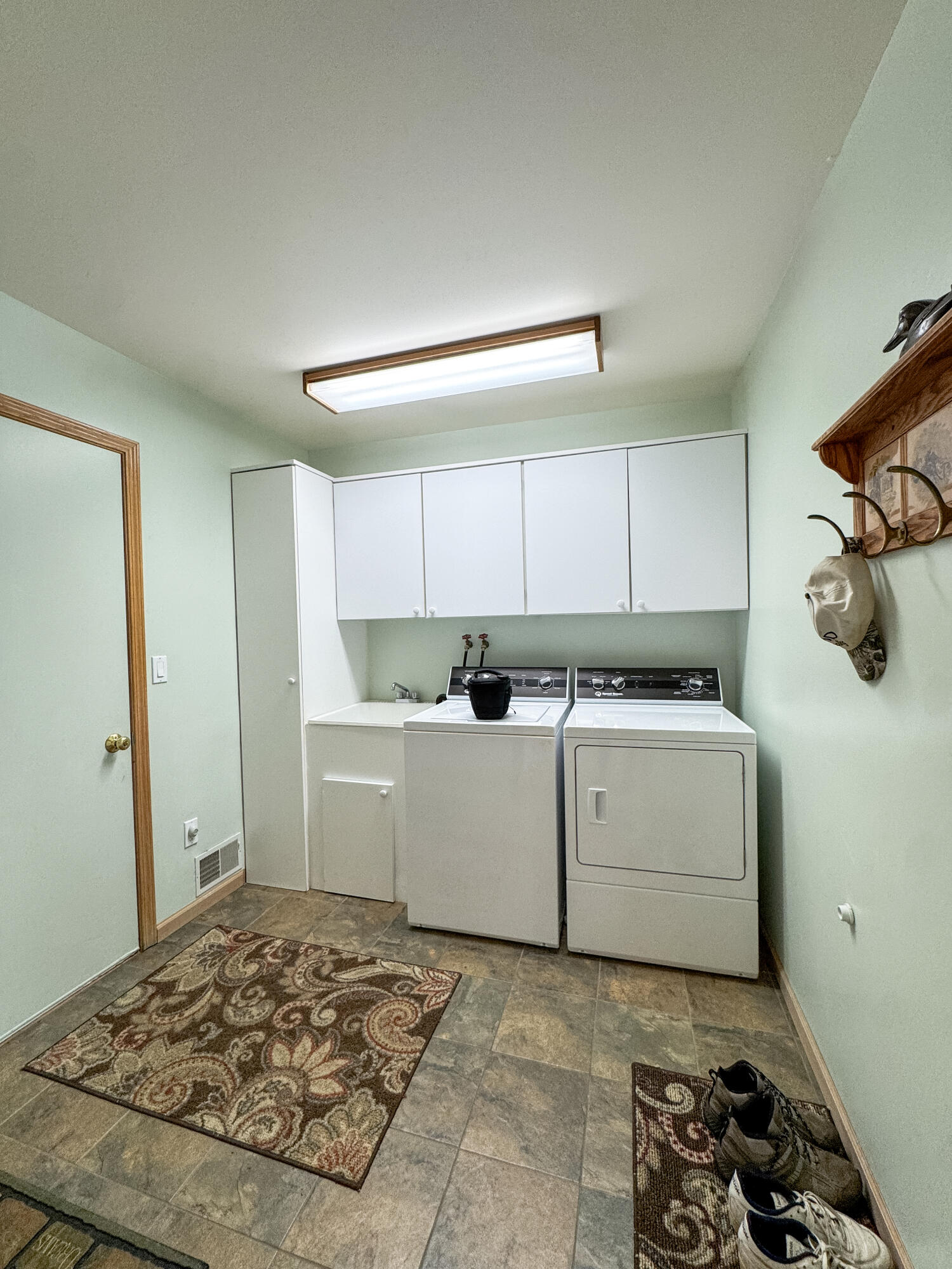 This one-owner ranch home on Lake Huron offers a perfect blend of comf – image 11
