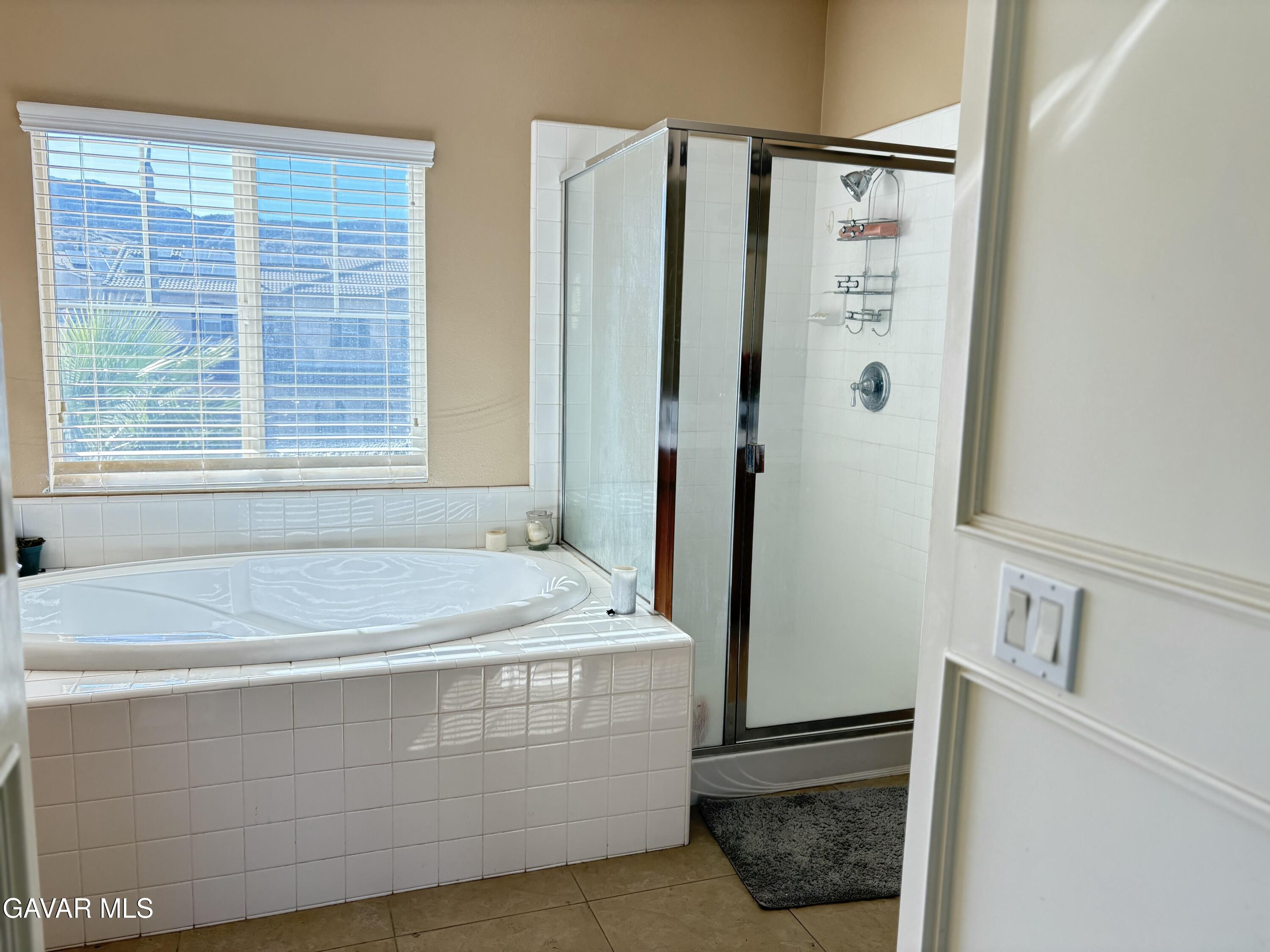 Stunning 5-bedroom, 4-bathroom, 2-story single-family home in the high – image 42