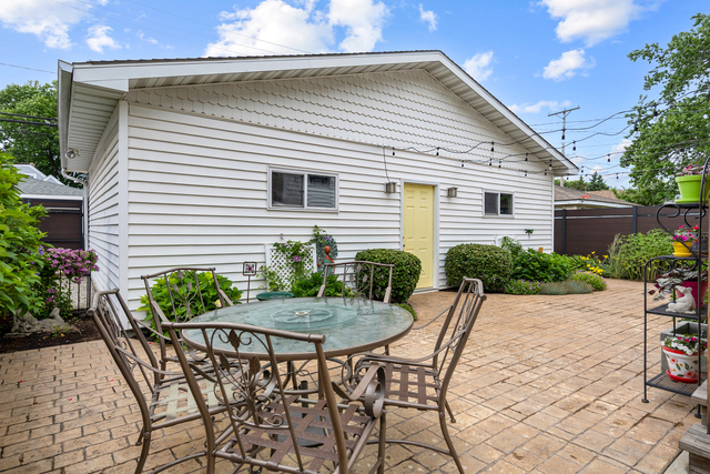Meticulously maintained and thoughtfully updated, this charming Chicag – image 10