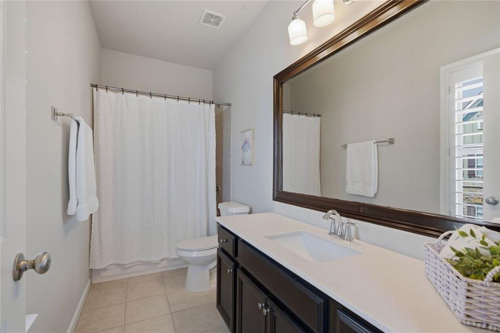This beautifully maintained townhome in Sandy Springs offers an except – image 27