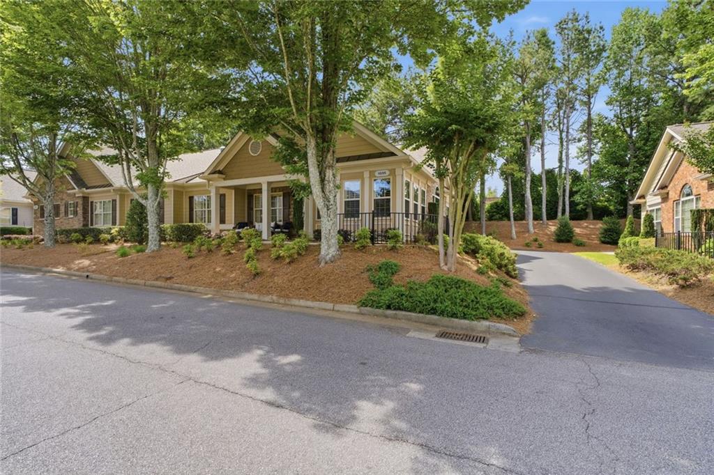 Welcome to this lovely home in the highly sought-after Orchards of Bra – image 1