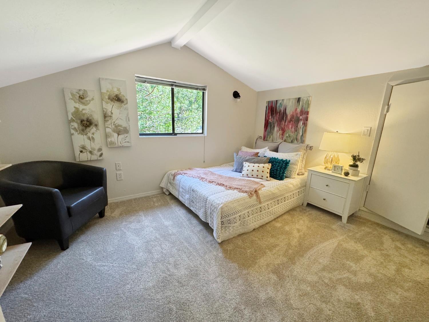 Come enjoy the privacy of this tucked-away home, perfectly positioned – image 9