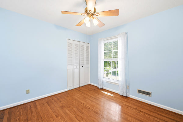 Welcome to this beautiful home that’s gleaming with pride and perfecti – image 40