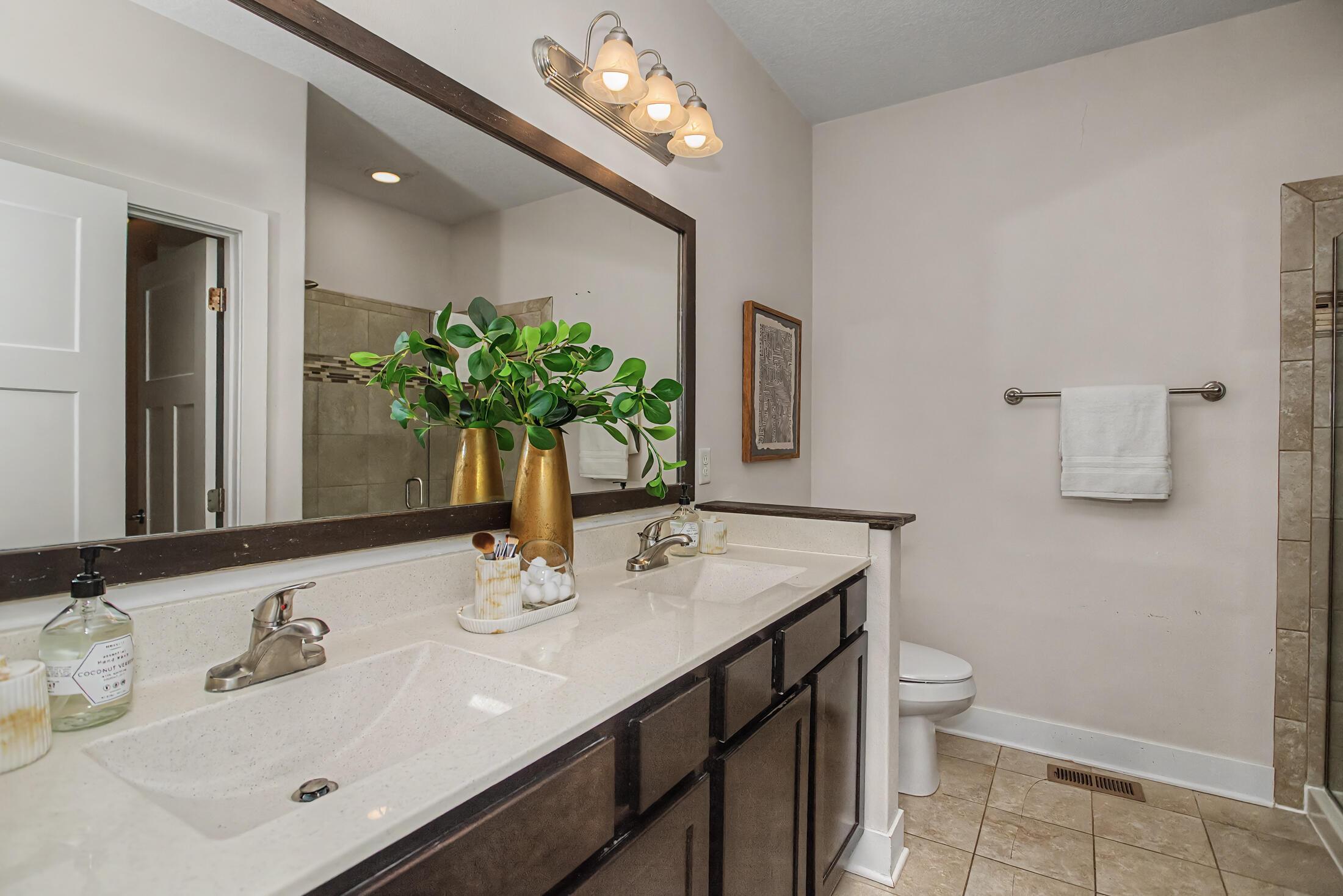 Beautifully crafted 1-story walk-out home in the highly desirable Sout – image 19