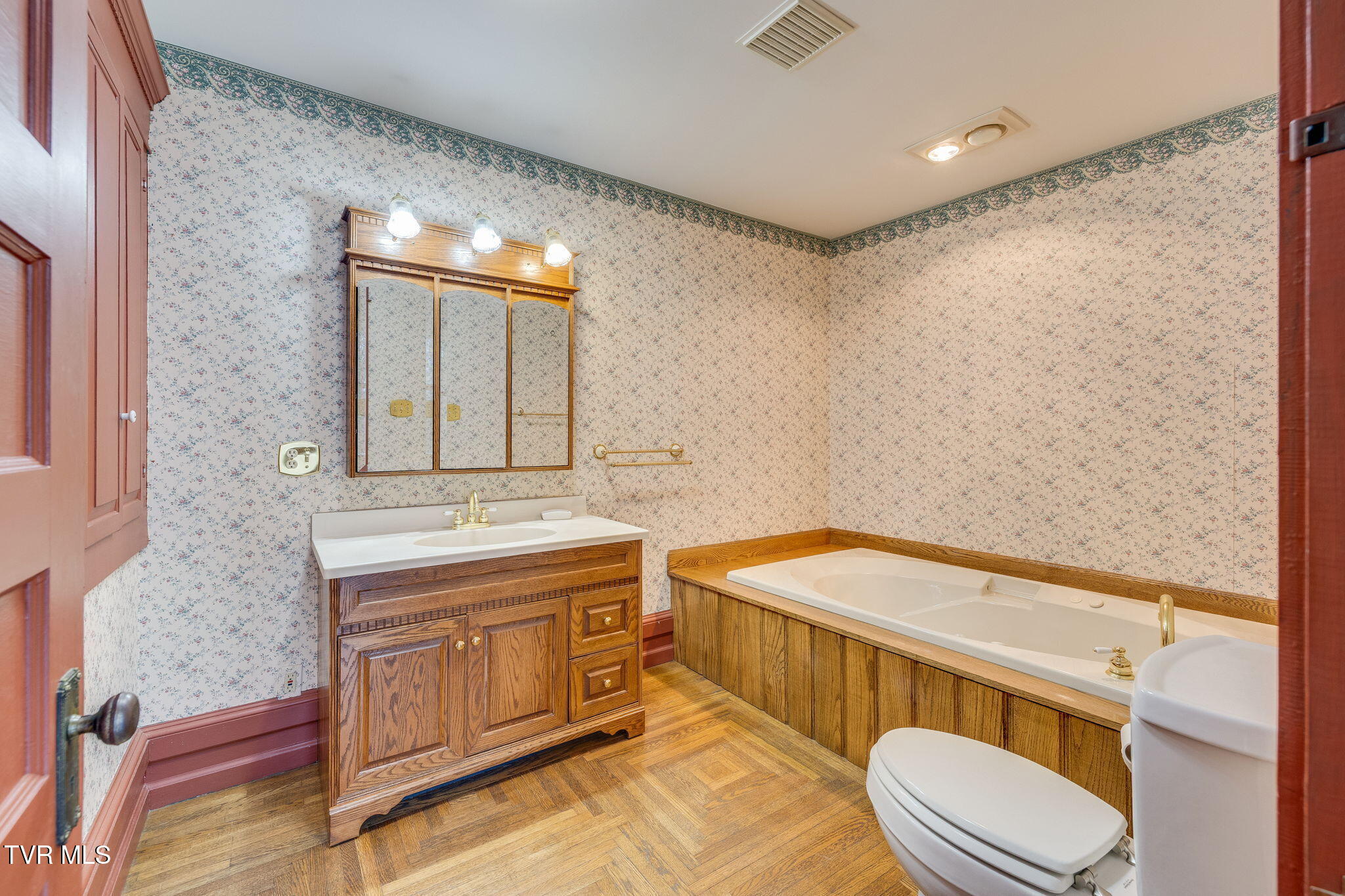 PRICE IMPROVEMENT! If youve ever thought about opening a Bed & Breakfa – image 33