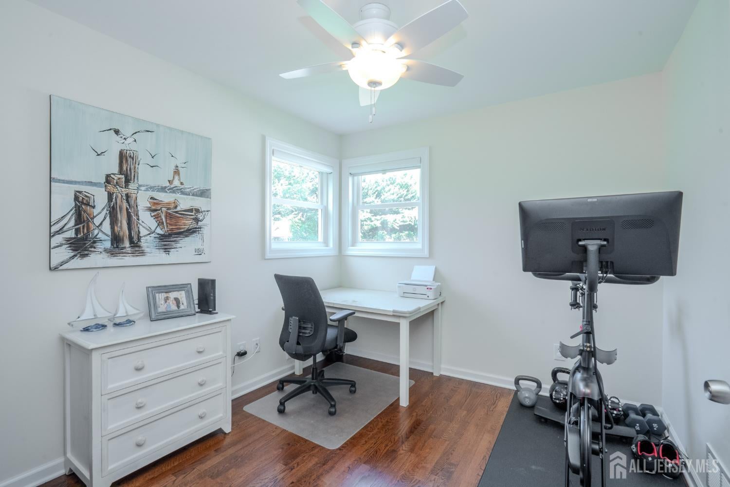 This lovely Cape Cod-style home is located in the highly desirable Far – image 16