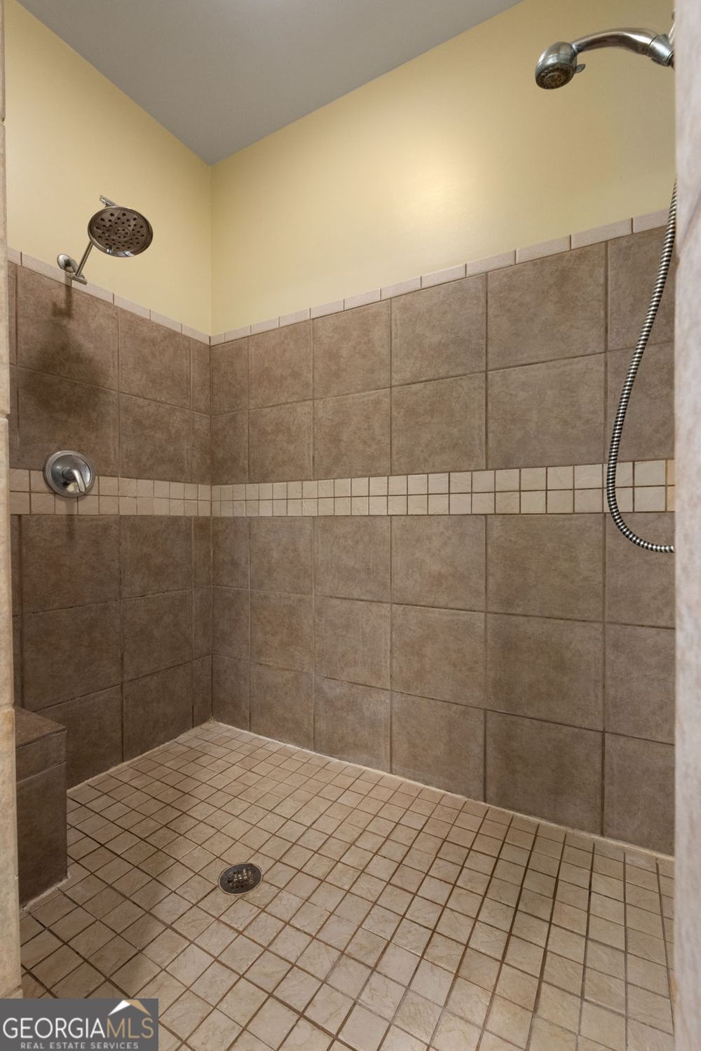 No HOA or restrictions! Full basement w/in-law suite! All Brick! Come – image 25