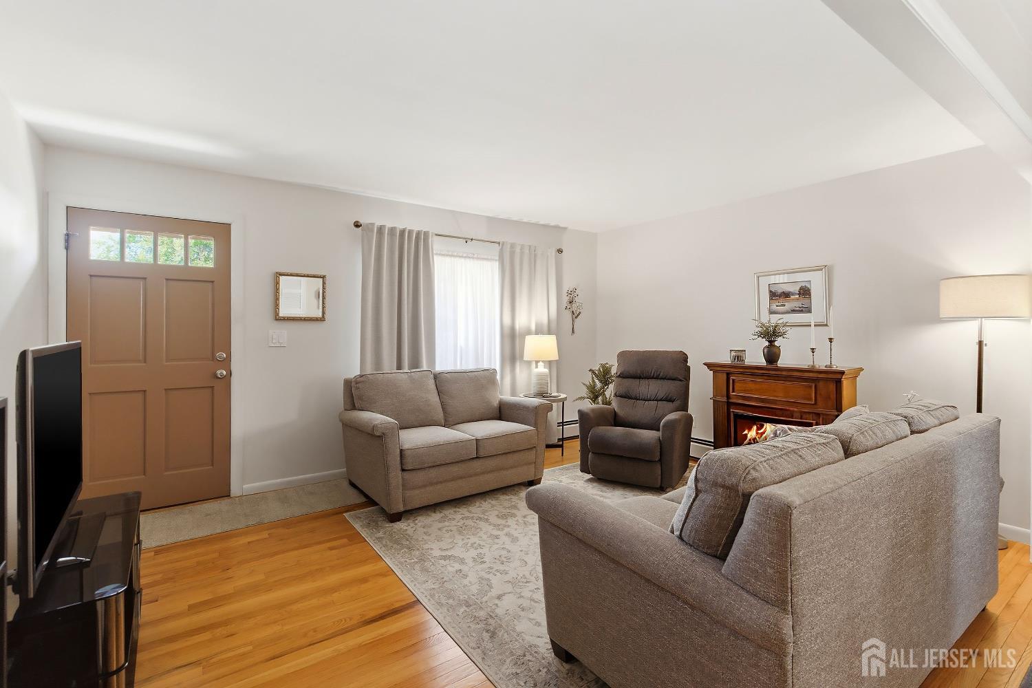 Pride of ownership shines throughout this exceptionally well-kept 3-be – image 3