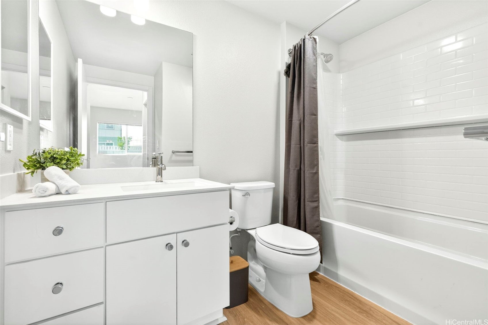 Welcome home to this beautifully maintained corner townhome at Kapili – image 9