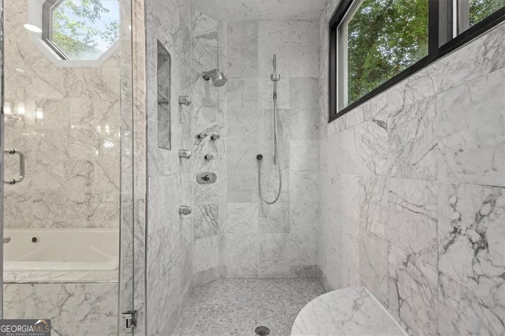 Gracious proportions and well-defined living spaces offer the perfect – image 31