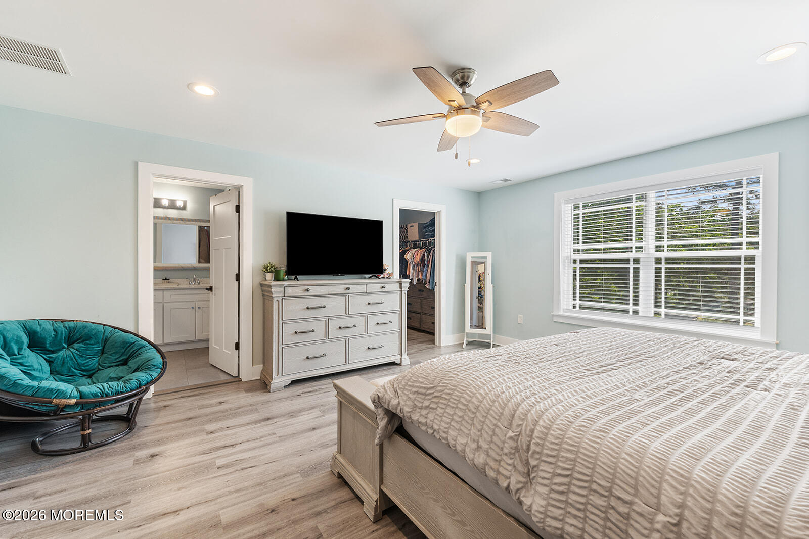 Beautifully maintained 3-bedroom, 2.5-bath home featuring an open-conc – image 16