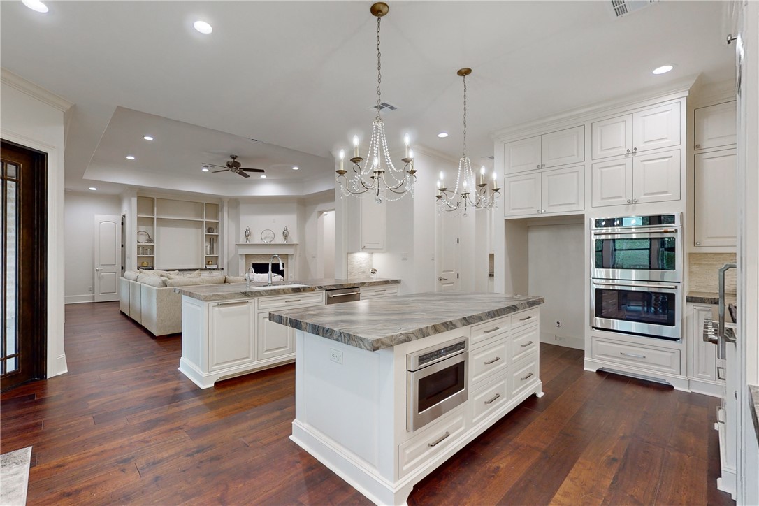 Elegant and refined new construction home located in the esteemed Mira – image 3