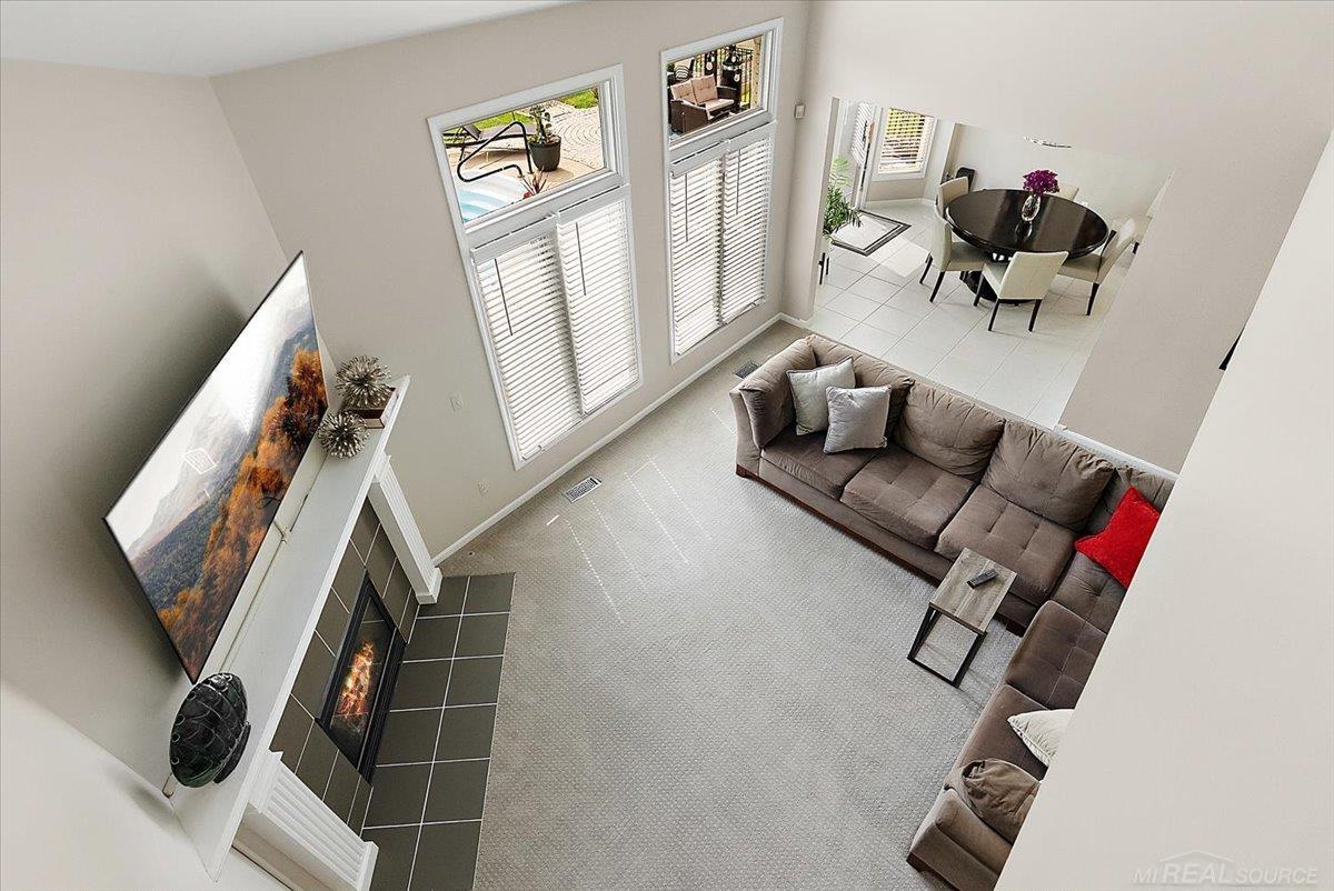 Rare find! Beautiful 4 Bedrom Split Level home with inground pool loca – image 39