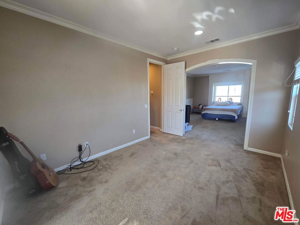 Stunning 5-bedroom, 4-bathroom, 2-story single-family home in the high – image 40