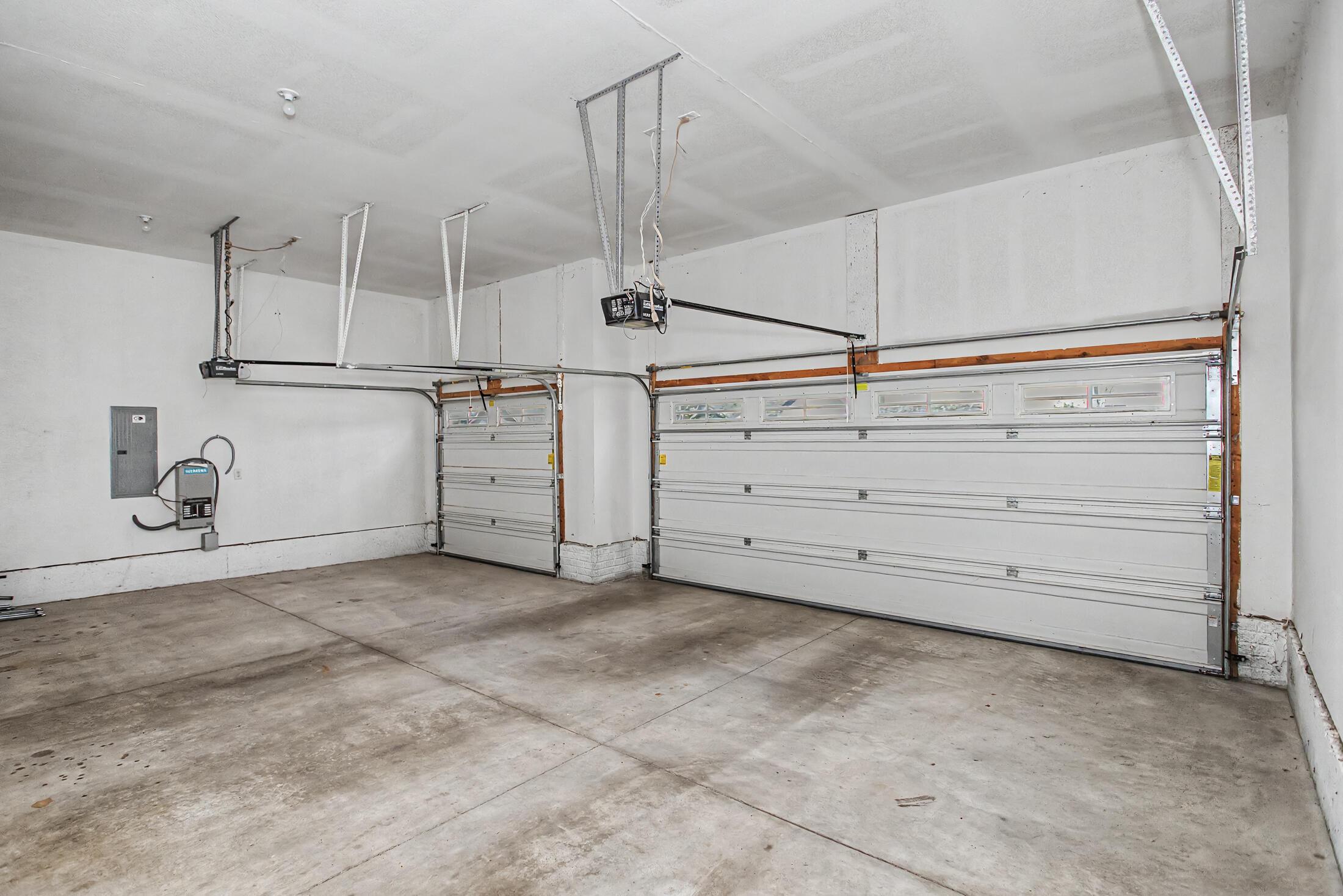 Beautifully crafted 1-story walk-out home in the highly desirable Sout – image 34