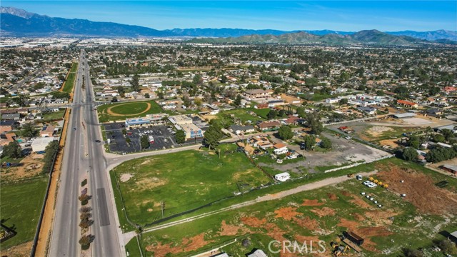 Exceptional mixed-use / commercial opportunity on an expansive approxi – image 4