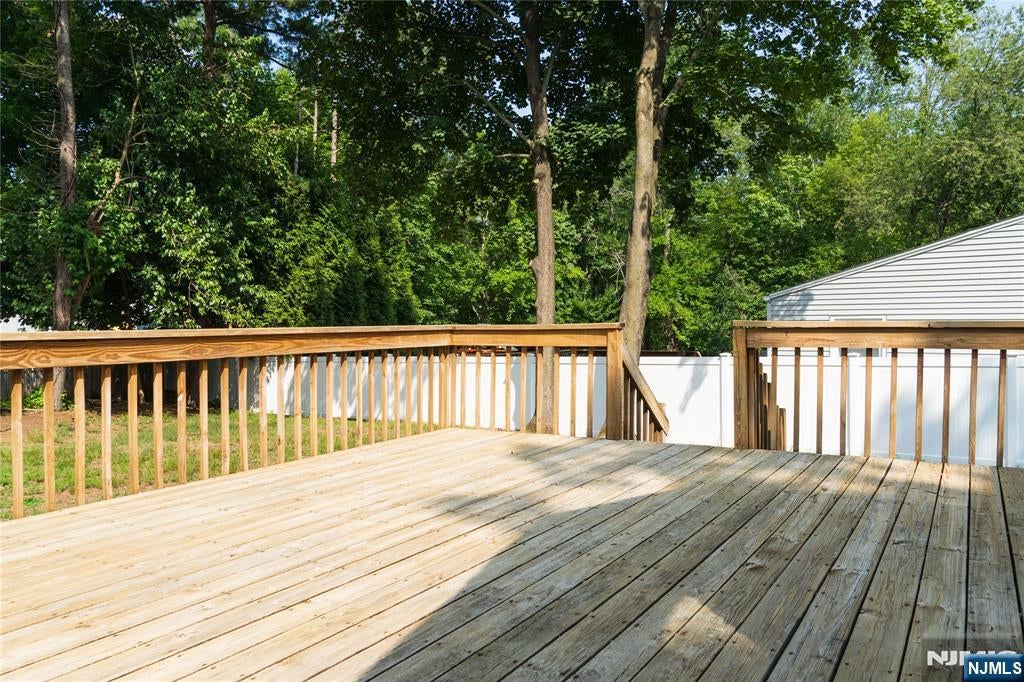 Welcome to 25 Lakeview Drive in Emerson! This beautifully renovated 3- – image 38