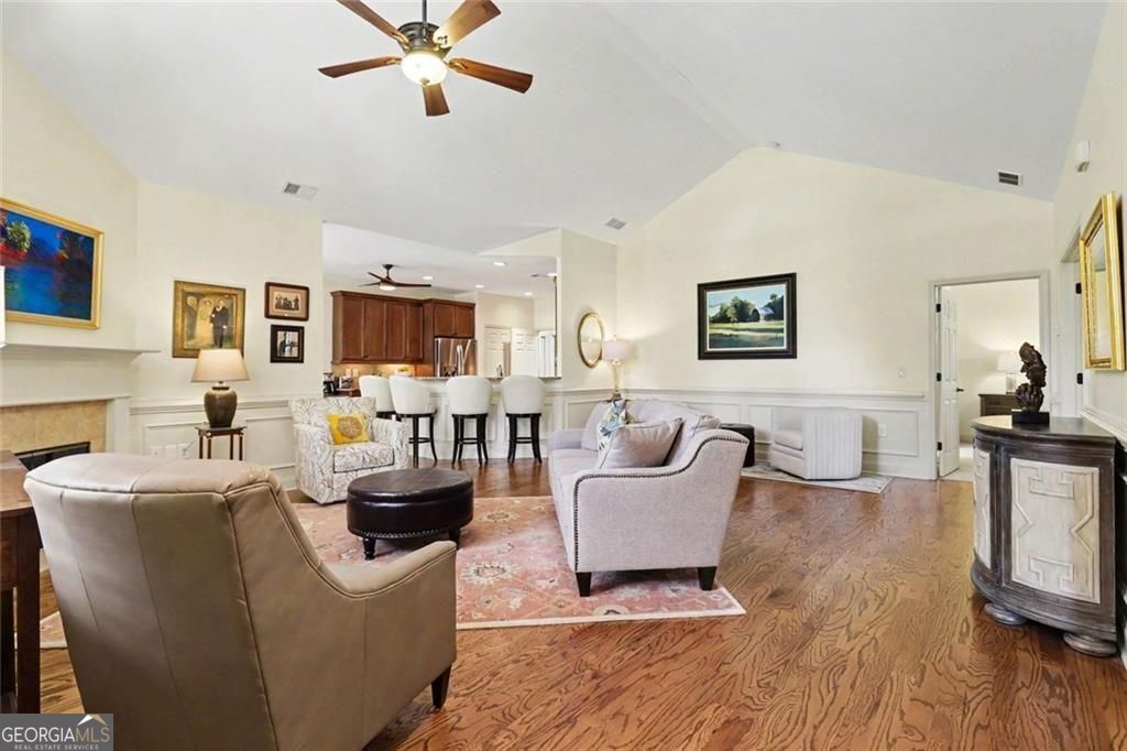 Fantastic opportunity in a vibrant 55+ active-adult community. Beautif – image 2