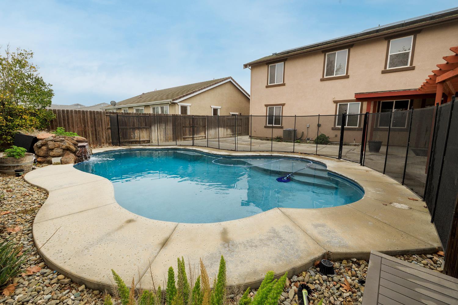 Located in a highly desirable neighborhood, this well-maintained home – image 3