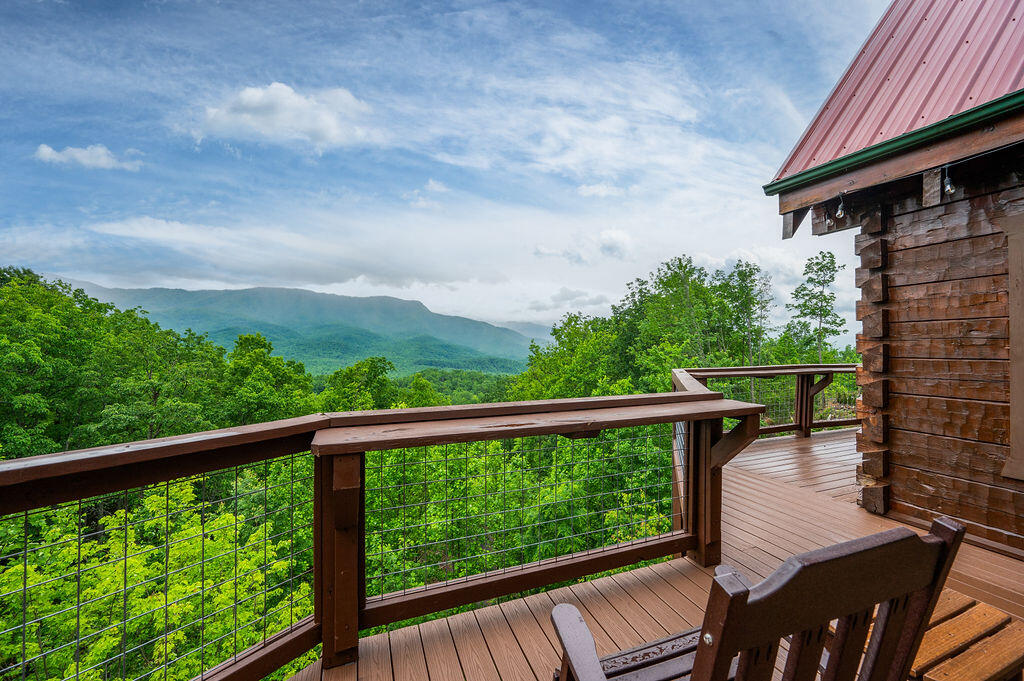 725 725 Big Bear Ridge Road, Gatlinburg, Tennessee, 37738, USA, 5 Bedrooms Bedrooms, ,6 BathroomsBathrooms,Residential,For Sale,725 Big Bear Ridge Road,308006