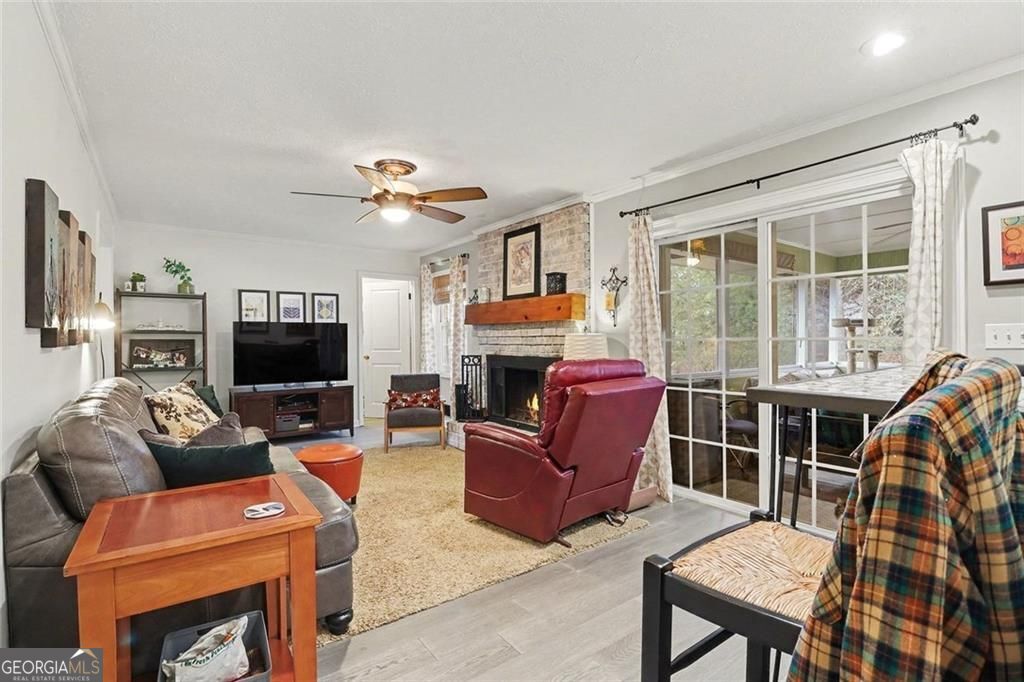 Beautifully updated and ideally located in the heart of Dunwoody, this – image 13