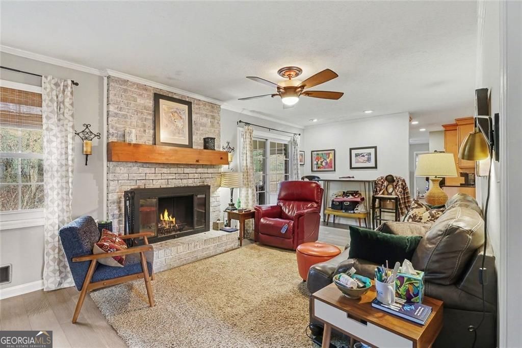 Beautifully updated and ideally located in the heart of Dunwoody, this – image 12