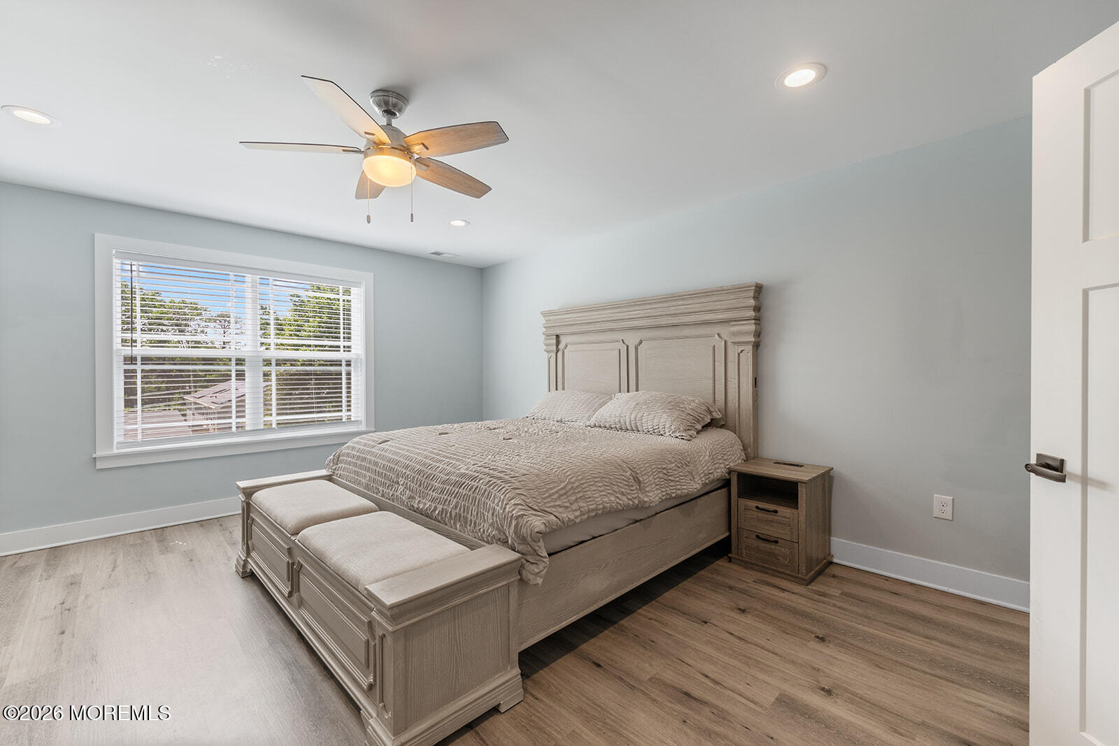 Beautifully maintained 3-bedroom, 2.5-bath home featuring an open-conc – image 18