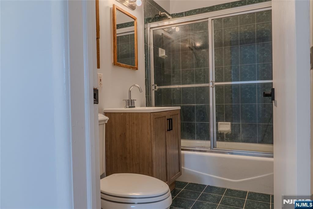 Welcome to 25 Lakeview Drive in Emerson! This beautifully renovated 3- – image 19