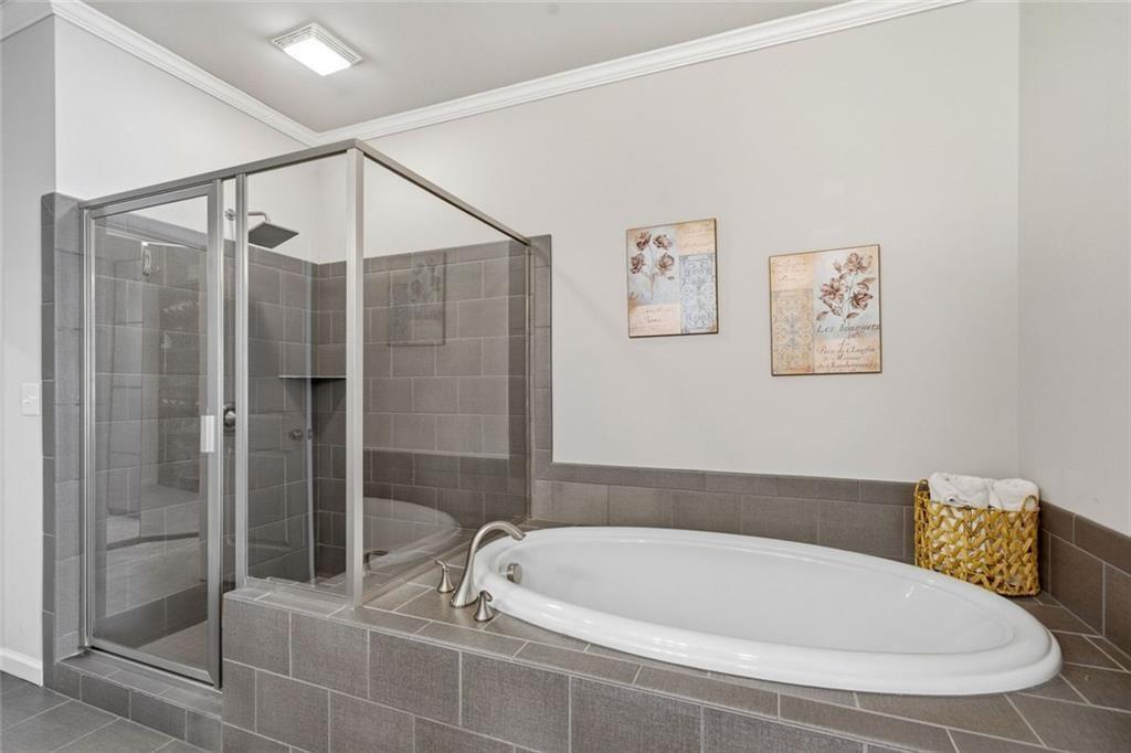 This beautifully maintained townhome in Sandy Springs offers an except – image 23
