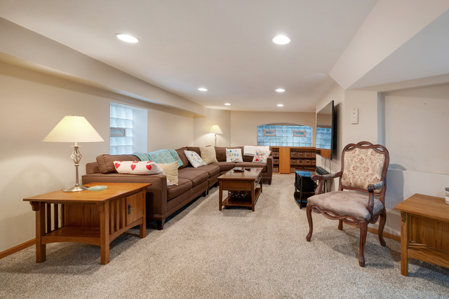 Meticulously maintained and thoughtfully updated, this charming Chicag – image 28