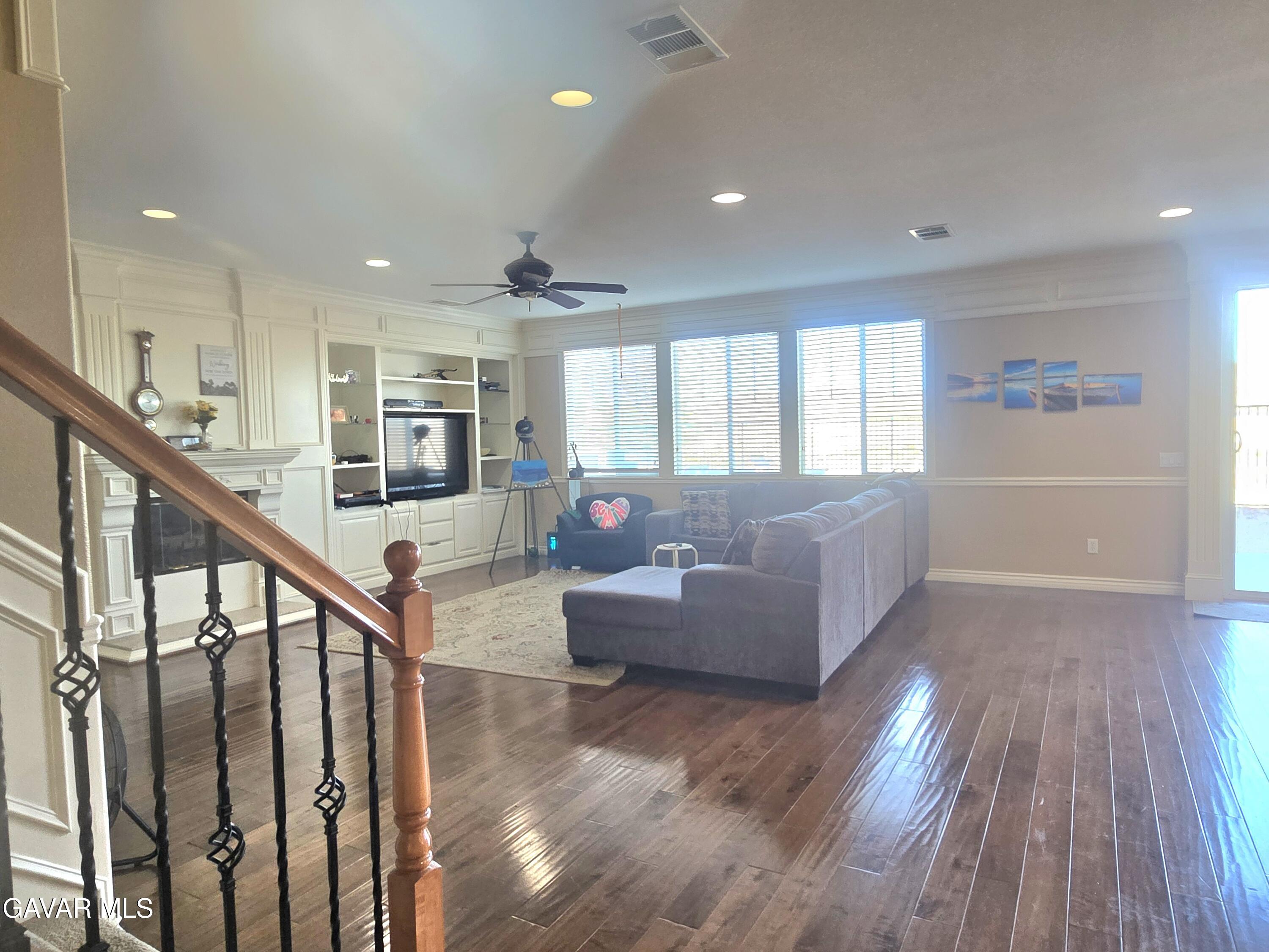 Stunning 5-bedroom, 4-bathroom, 2-story single-family home in the high – image 7