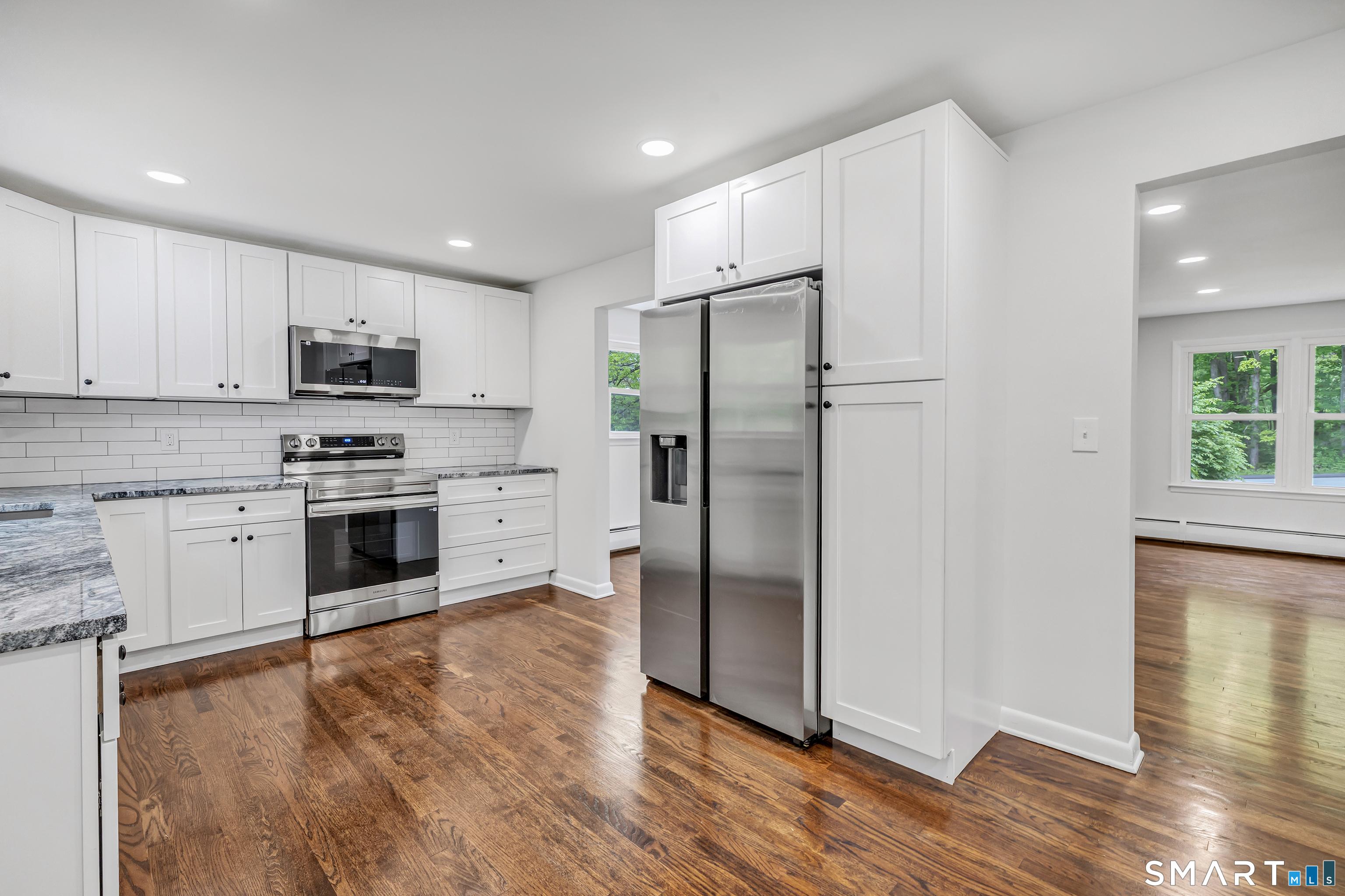 Welcome to 7 Longview Road, located in the desirable Sandy Hook sectio – image 11