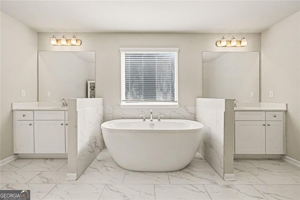 Beautiful home in the sought after Calcutta community! This spacious R – image 18