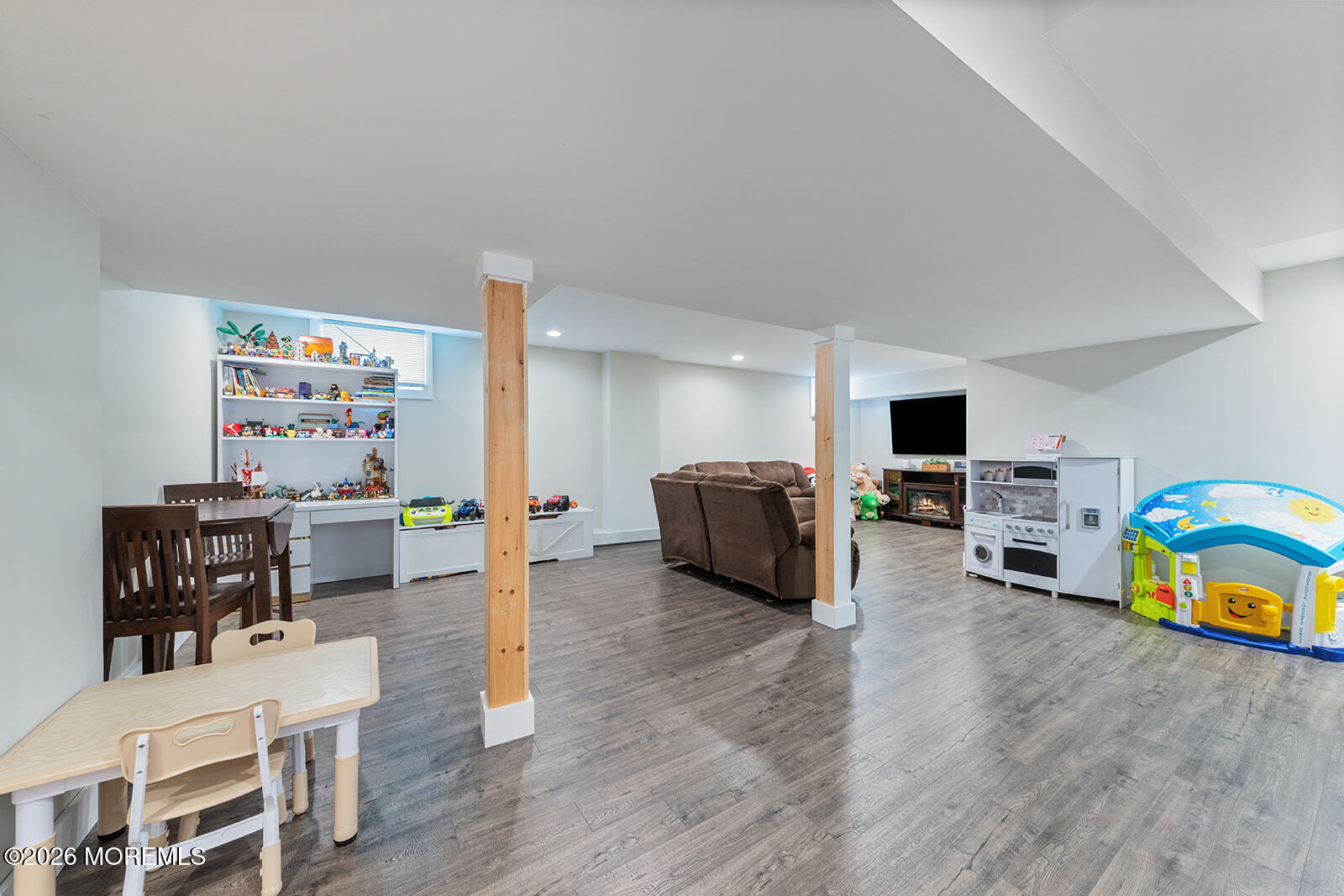 Beautifully maintained 3-bedroom, 2.5-bath home featuring an open-conc – image 25