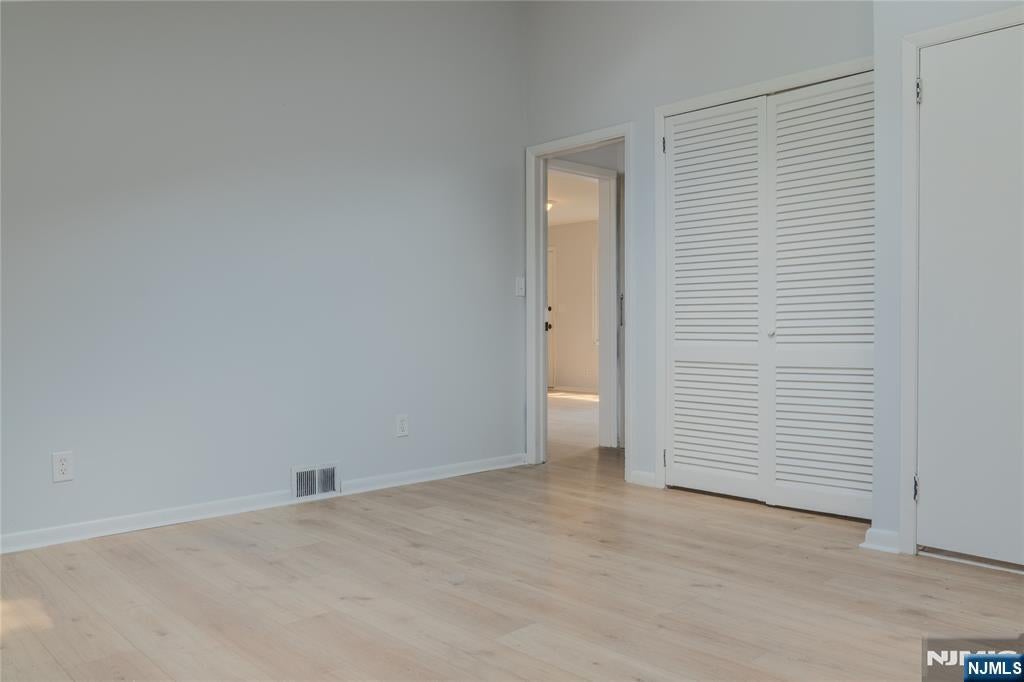 Welcome to 25 Lakeview Drive in Emerson! This beautifully renovated 3- – image 27
