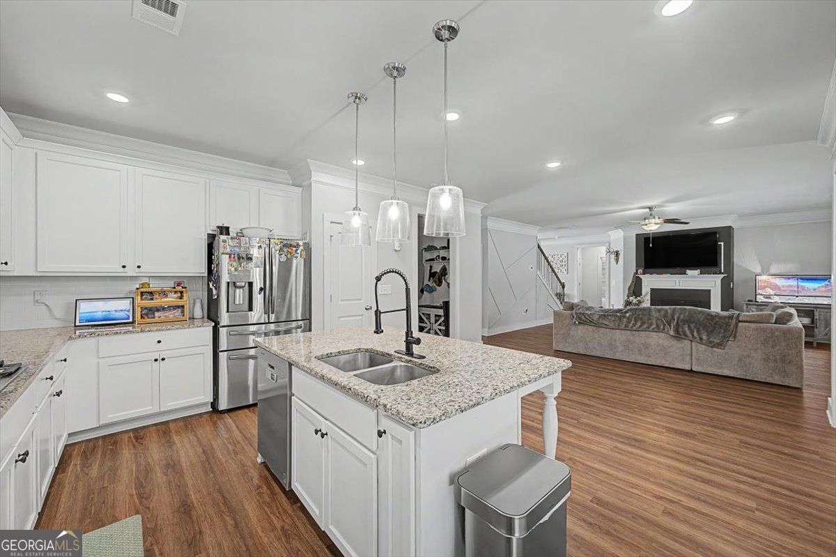 GOLF COURSE LIVING ANYONE??!! Experience luxury golf course living at – image 15
