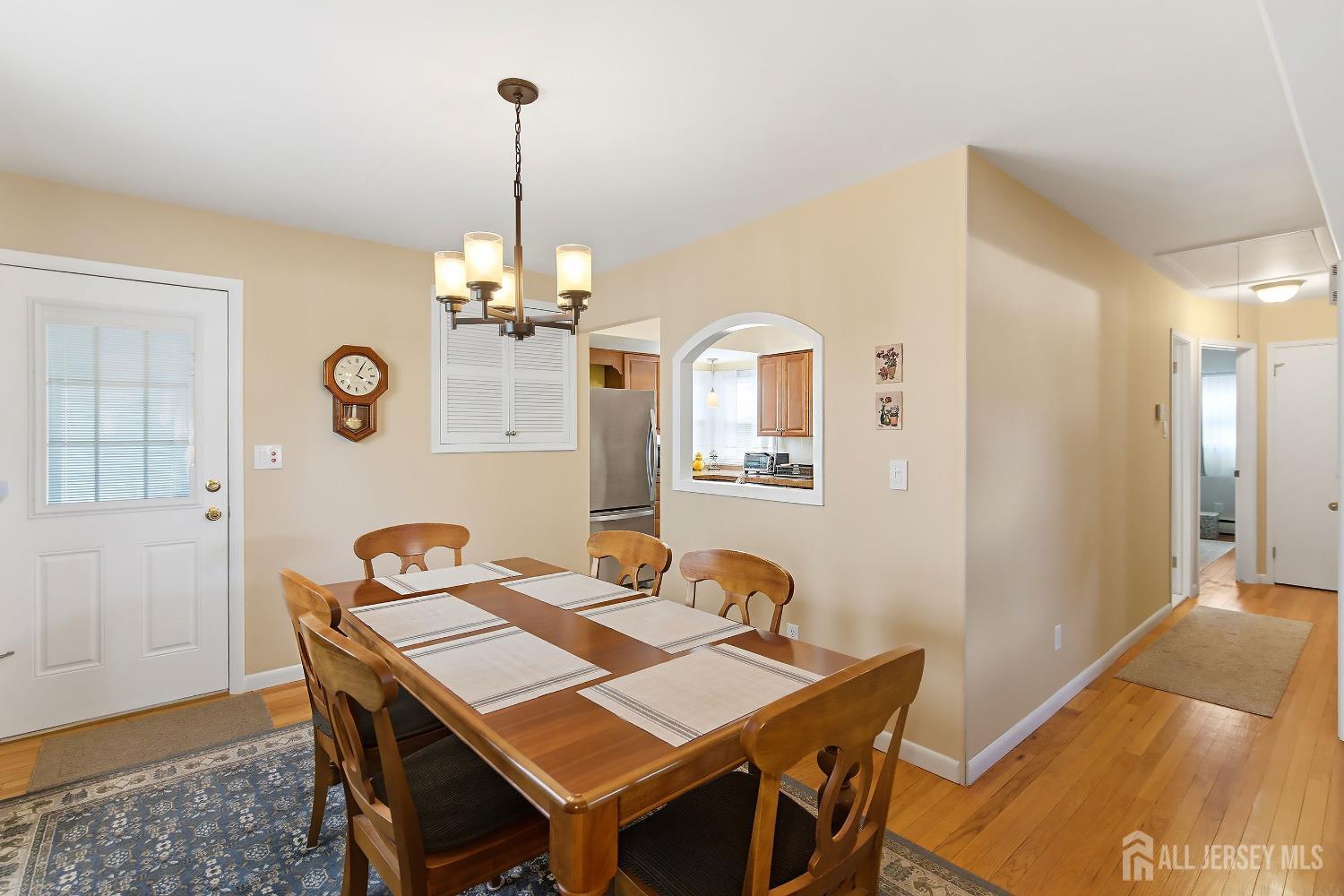 Pride of ownership shines throughout this exceptionally well-kept 3-be – image 9