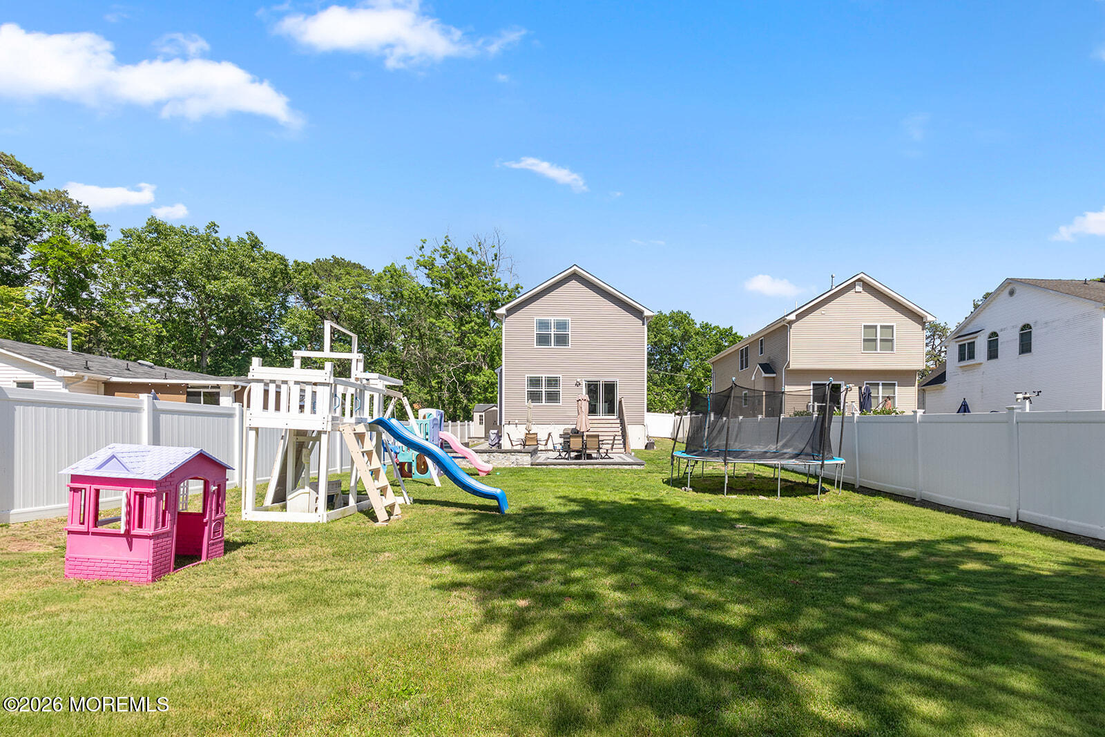 Beautifully maintained 3-bedroom, 2.5-bath home featuring an open-conc – image 27