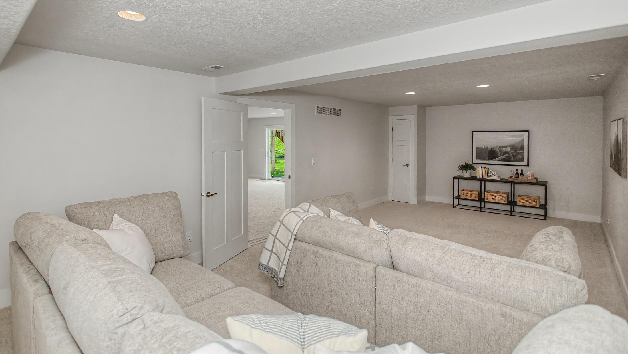 Beautifully crafted 1-story walk-out home in the highly desirable Sout – image 31