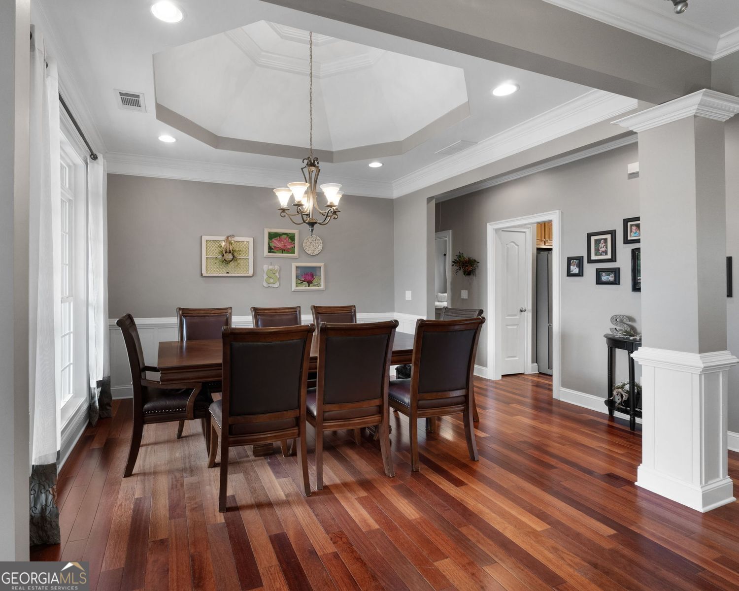 No HOA or restrictions! Full basement w/in-law suite! All Brick! Come – image 9