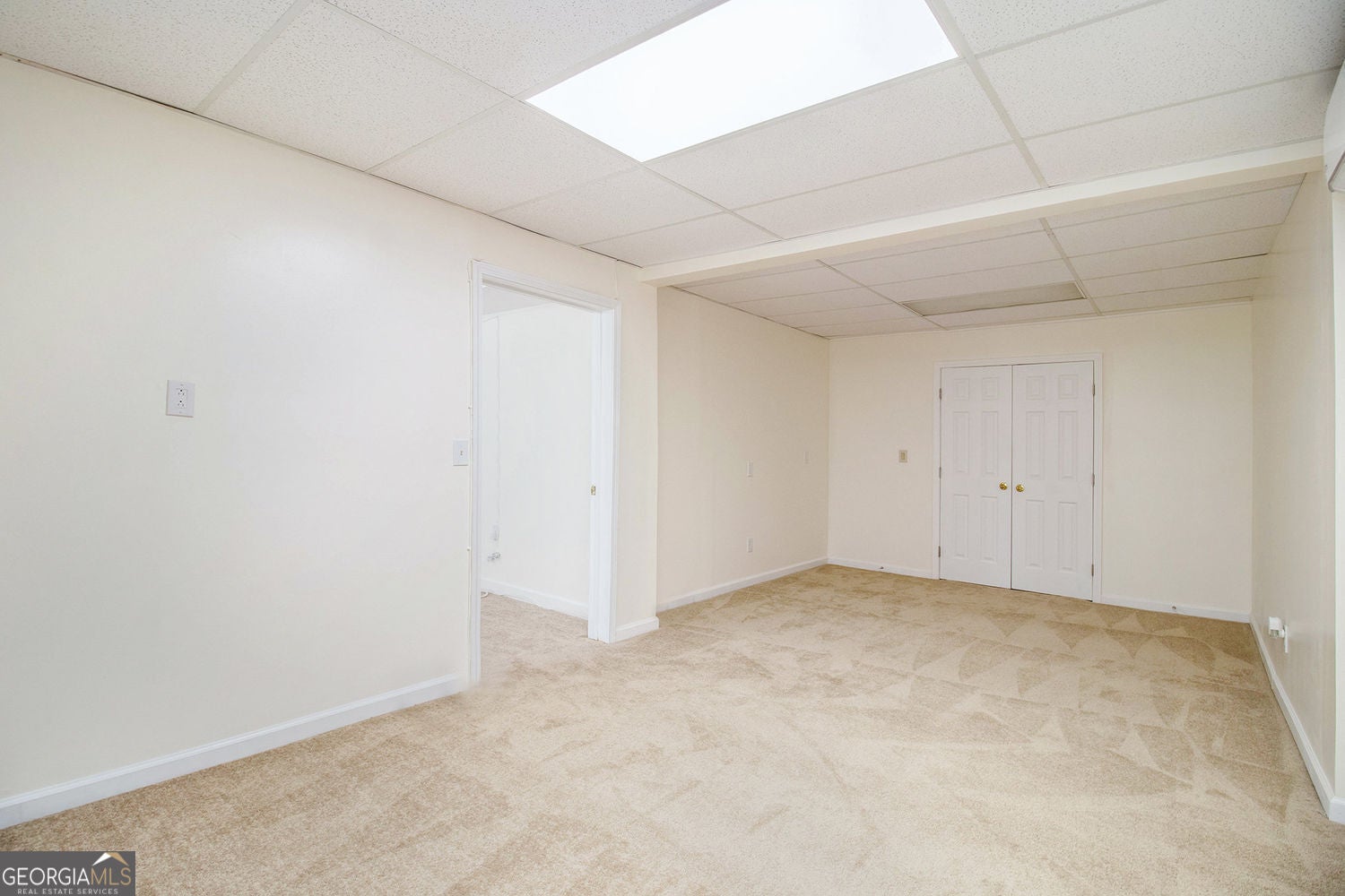Fully finished basement with refined lakefront living in this beautifu – image 53