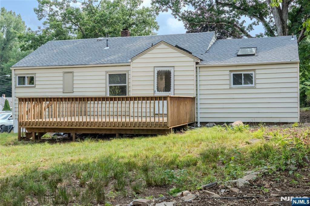Welcome to 25 Lakeview Drive in Emerson! This beautifully renovated 3- – image 44