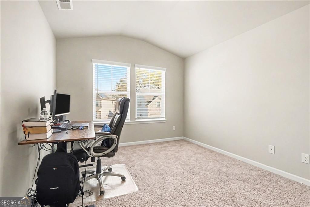 Beautiful home in the sought after Calcutta community! This spacious R – image 21