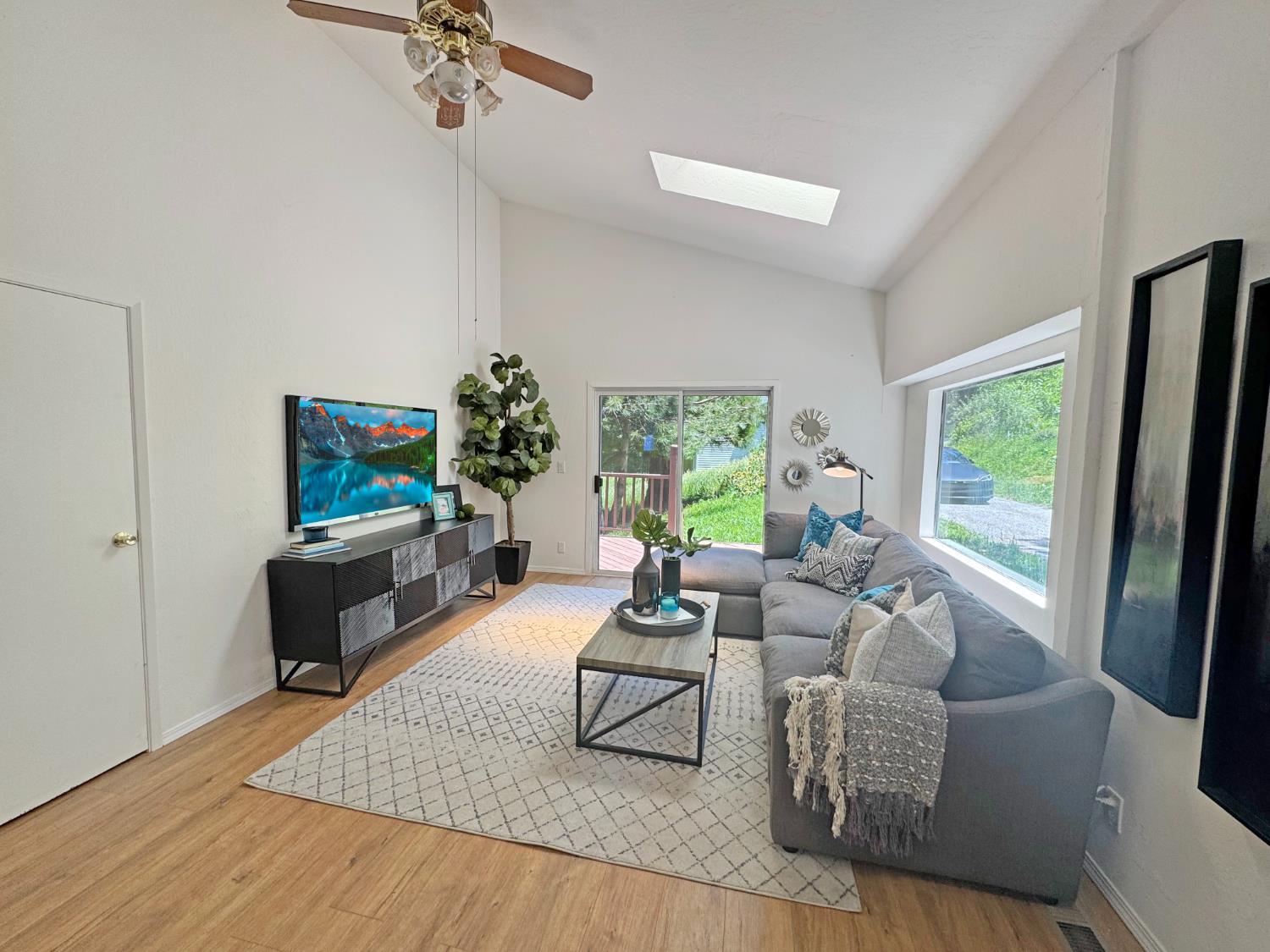 Come enjoy the privacy of this tucked-away home, perfectly positioned – image 2