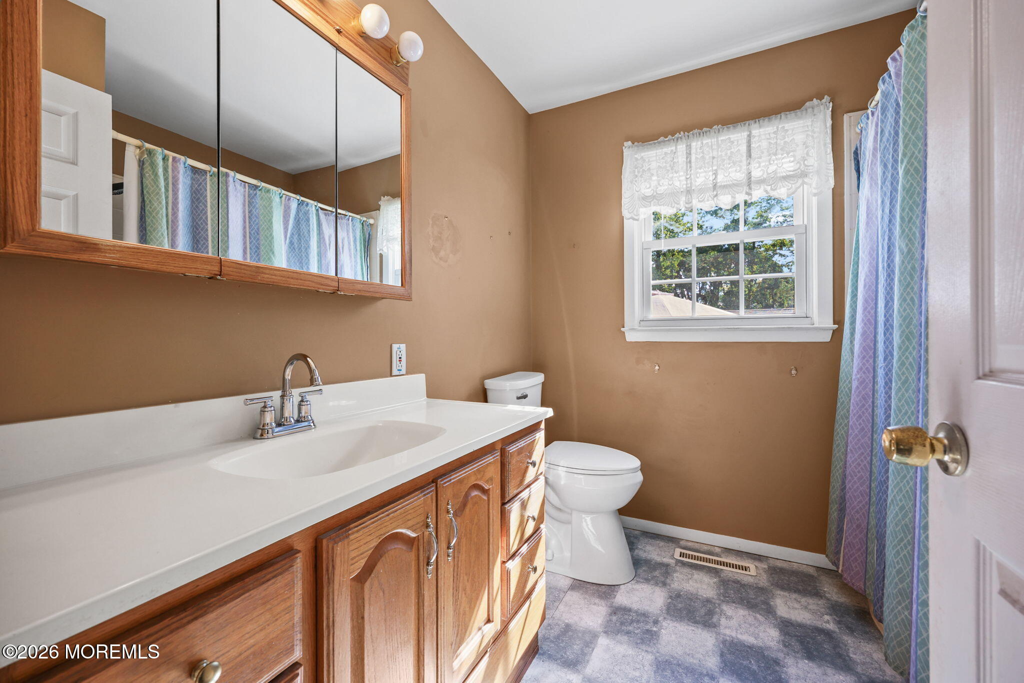 Opportunity awaits,this spacious ranch-style home offers 3 bedrooms, 1 – image 19