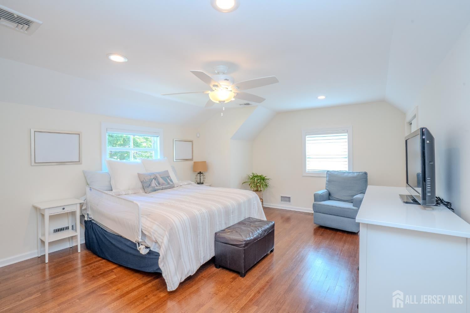 This lovely Cape Cod-style home is located in the highly desirable Far – image 18