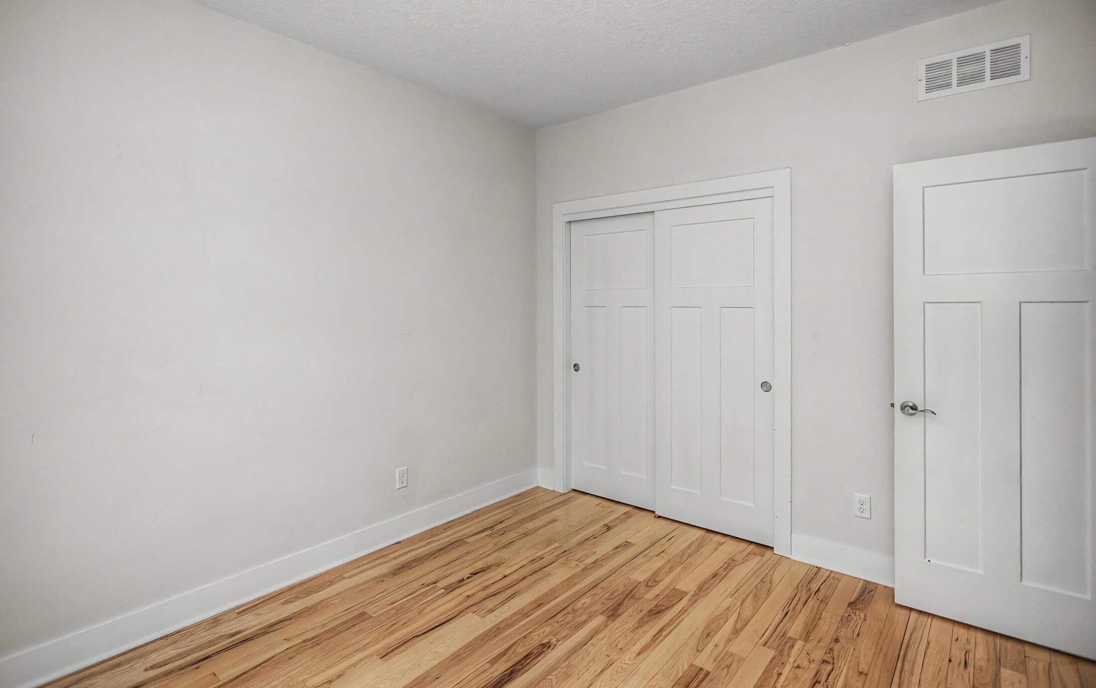 Beautifully crafted 1-story walk-out home in the highly desirable Sout – image 24