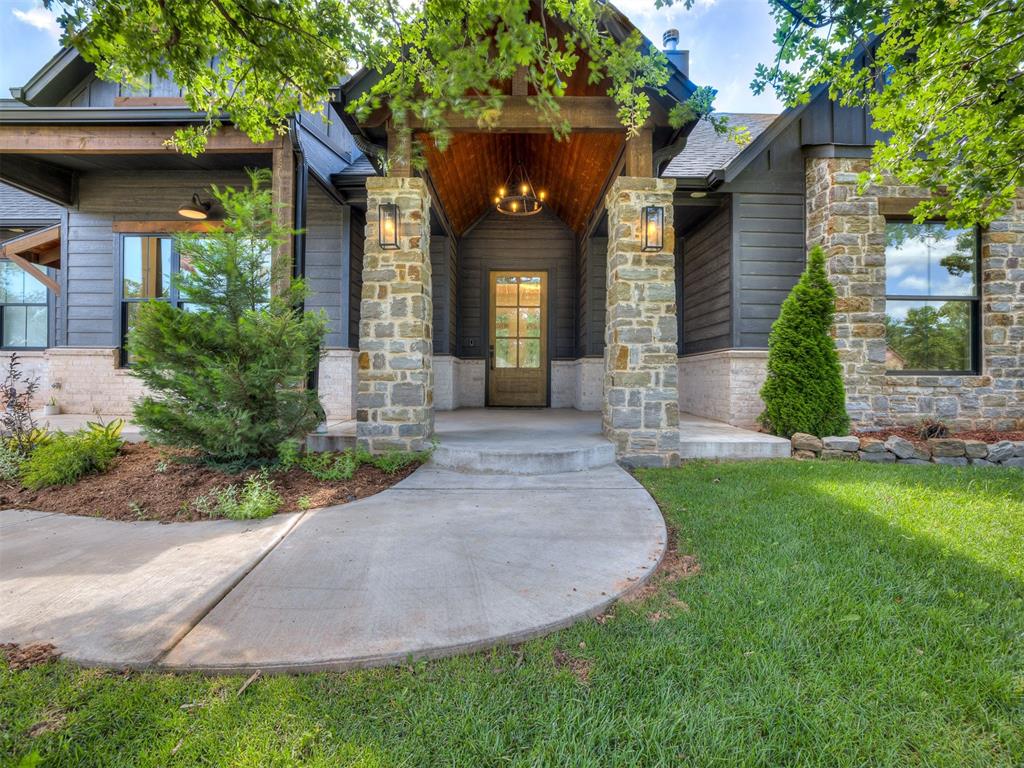 Amid the wooded charm of Arcadia, 12925 Broken Arrow offers a perfect – image 5