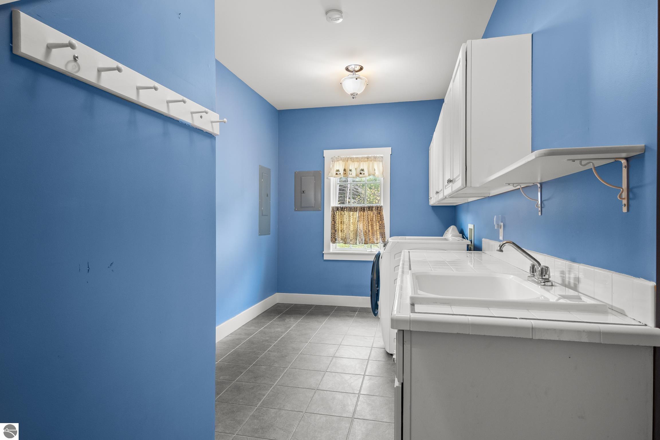 This 3-bedroom, 2.5-bath farmhouse offers a property designed for coun – image 40