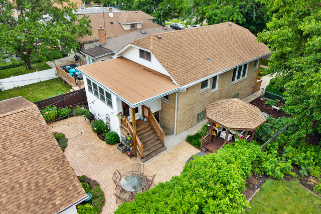 Meticulously maintained and thoughtfully updated, this charming Chicag – image 5